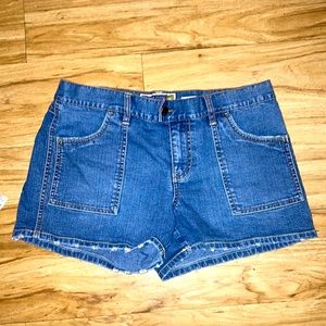 Size 6 Old Navy Stretch Low Waist Shorts medium wash